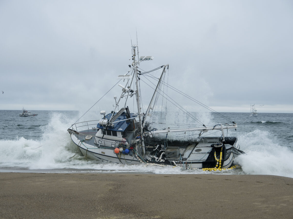 Boat runs aground at North Beach